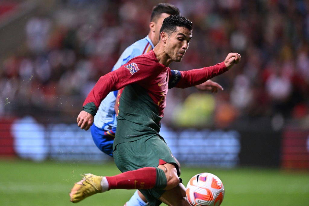 L'attaquant portugais Cristiano Ronaldo contrôle le ballon pendant un match de Ligue des Nations opposant le Portugal à l'Espagne le 27 septembre 2022 à Braga