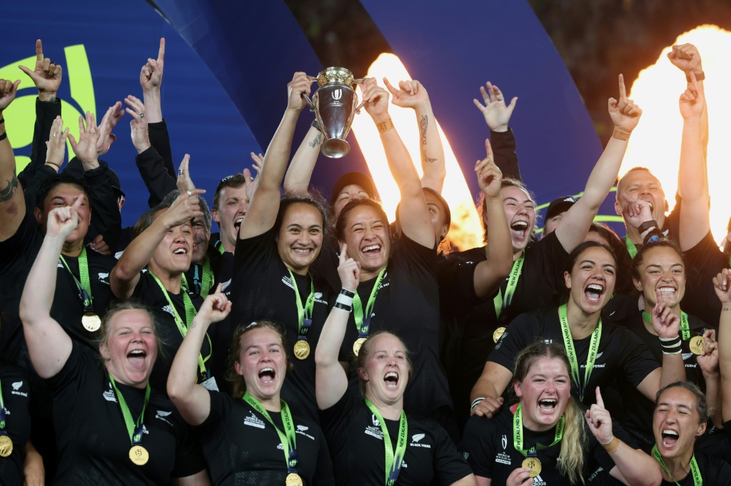 Les Blacks Ferns en liesse après leur victoire sur l'Angleterre en finale de Coupe du monde de rugby le 12 novembre 2022 à l'Eden Park à Auckland