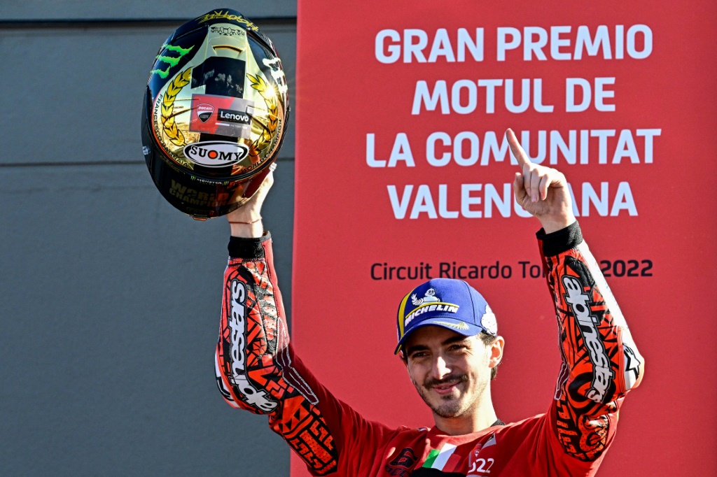 Le pilote italien Ducati Francesco Bagnaia célèbre son premier titre de champion de MotoGP