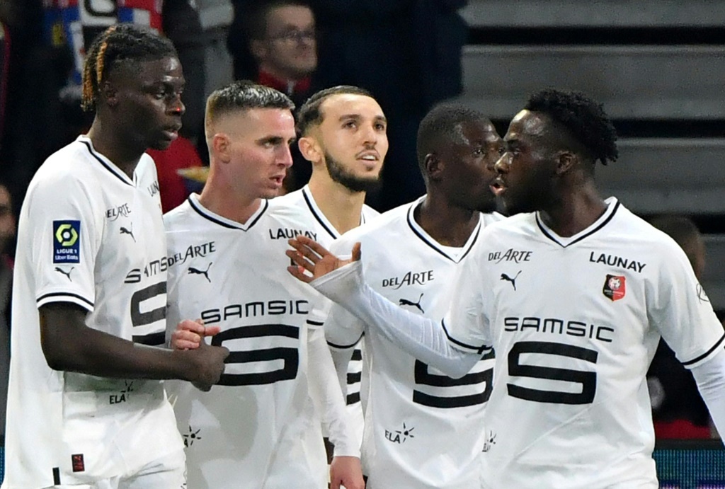Le milieu de terrain de Rennes Benjamin Bourigeaud félicité par ses coéquipiers après son penalty réussi contre Lille