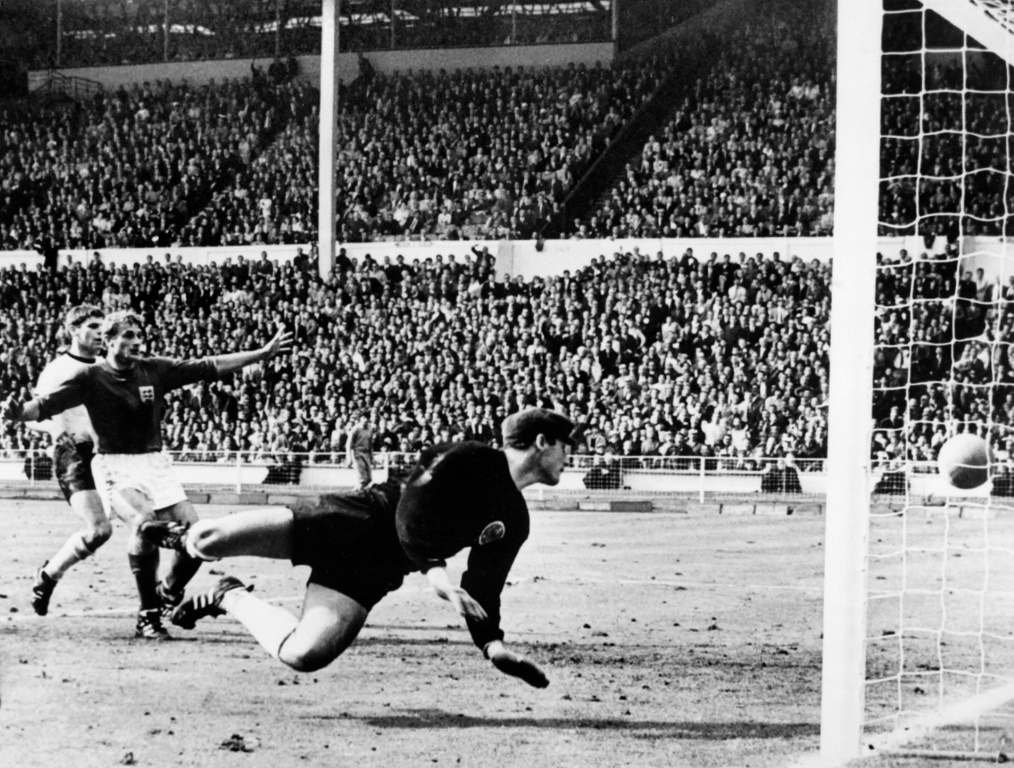 Le gardien allemand Hans Tilkowski regarde la frappe de Geoff Hurst (hors champ) en finale de la Coupe du monde 1966 à Wembley