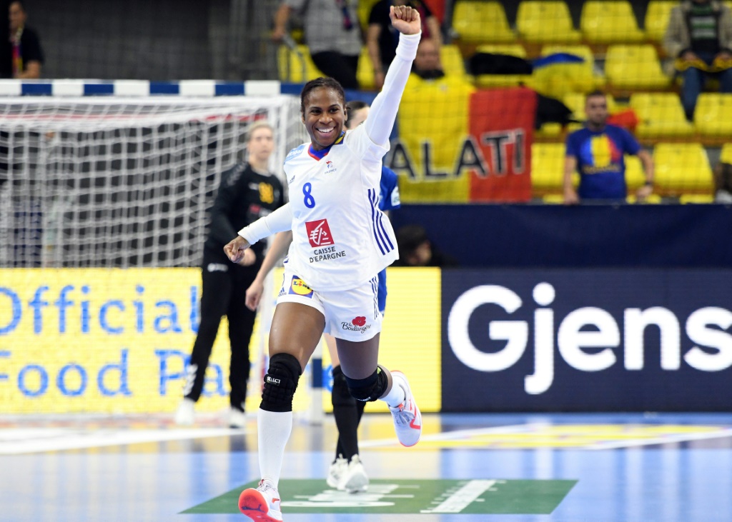 La Française Coralie Lassource célèbre son but lors de la victoire face à la Roumanie au tour préliminaire de l'Euro 2022 de handball féminin à Skopje en Macédoine du Nord le 7 novembre 2022