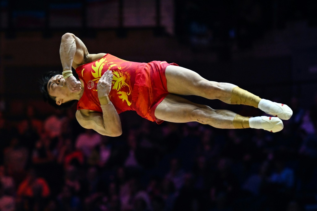 Le Chinois Sun Wei au sol lors du concours par équipes