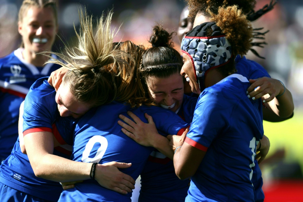 Les Françaises célèbrent leur victoire 36-0 contre le Canada au Mondial féminin de rugby