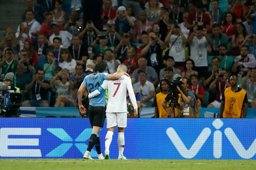 La star portugaise Cristiano Ronaldo aide Edinson Cavani