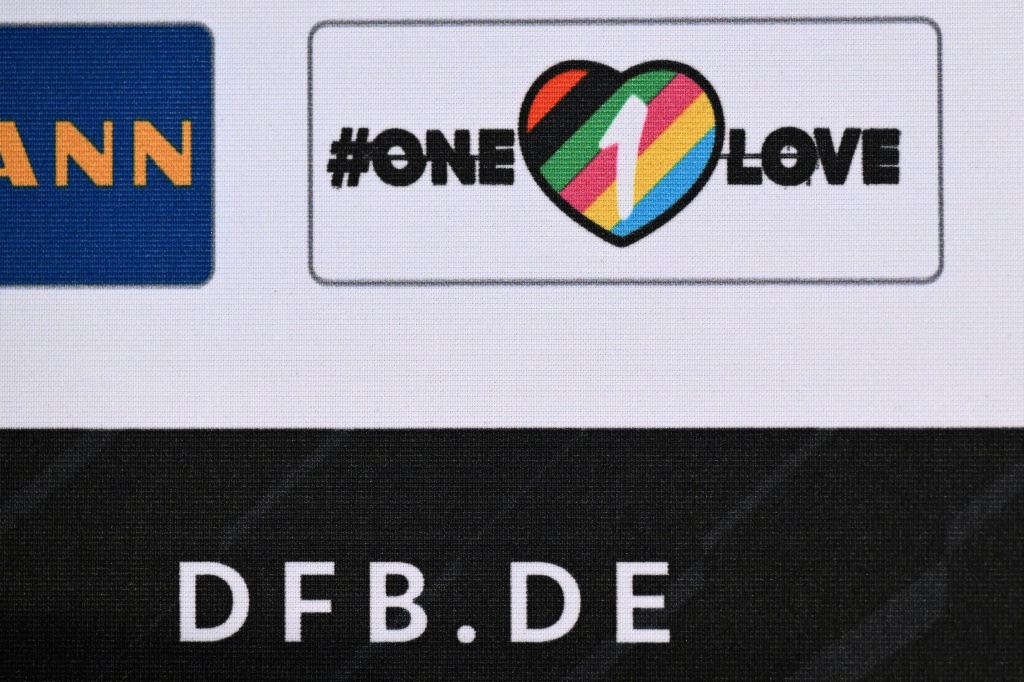 La bannière "One Love" sur un panneau de sponsors