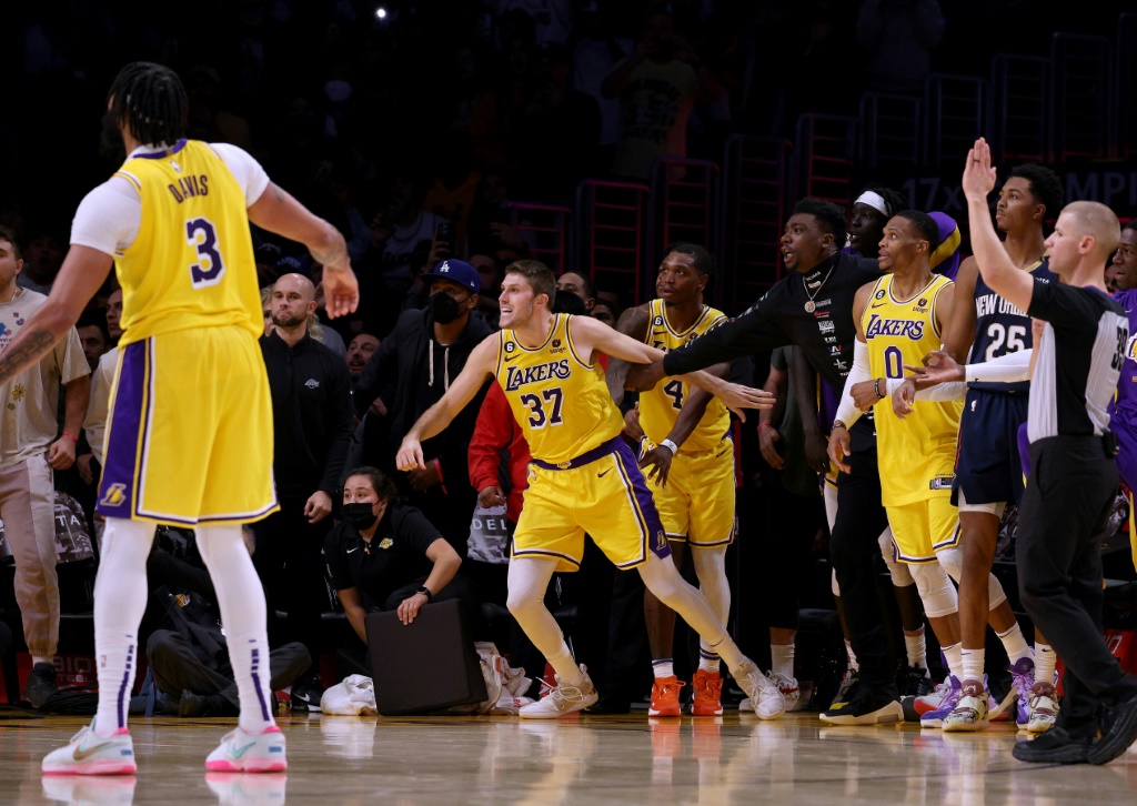 Le joueur des LA Lakers inscrit un panier à trois points permettant à son équipe de rejoindre au score les Pelicans de la Nouvelle-Orléans, le 2 novembre 2022 à Los Angeles