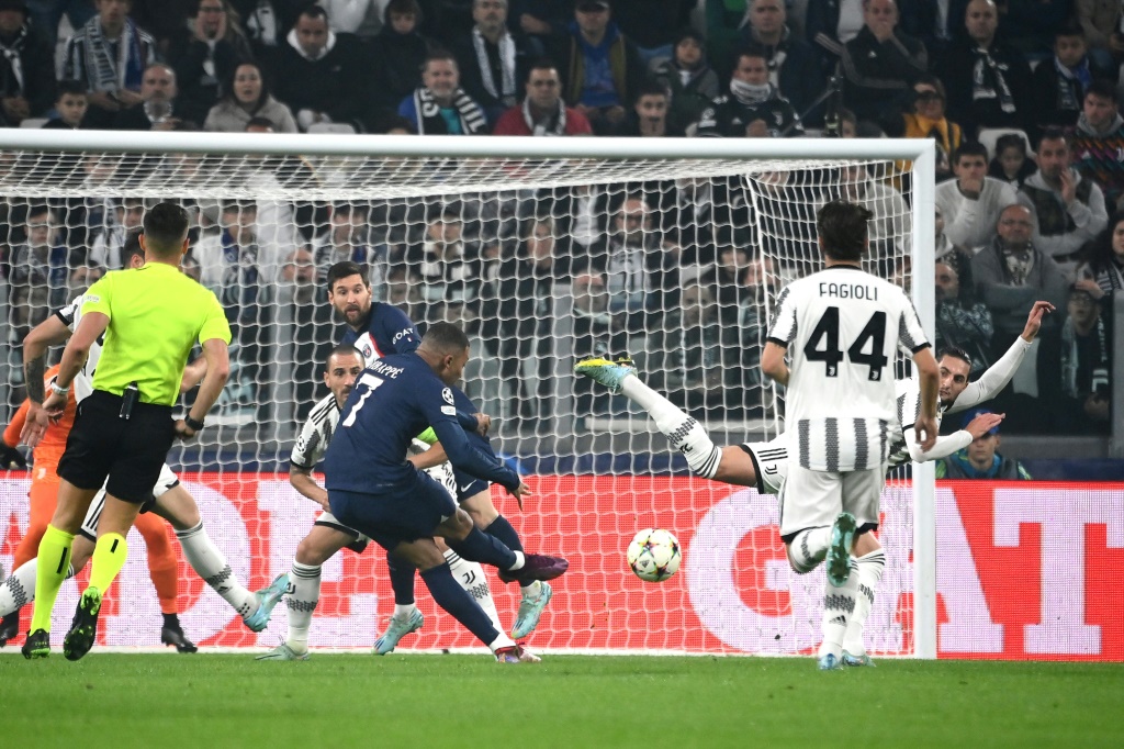 Kylian Mbappé ouvre le score pour le PSG face à la Juventus en Ligue des champions, le 2 novembre 2022 à Turin