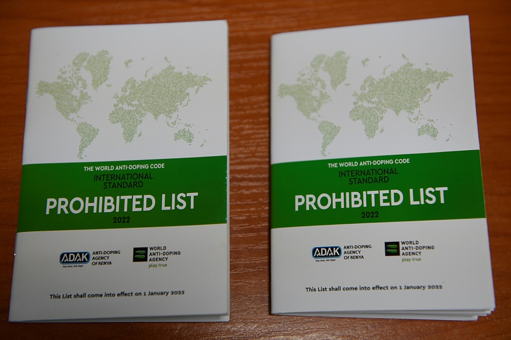 L'Agence mondiale antidopage (AMA) distribuent des livrets qui répertorient les substances interdites aux sportifs