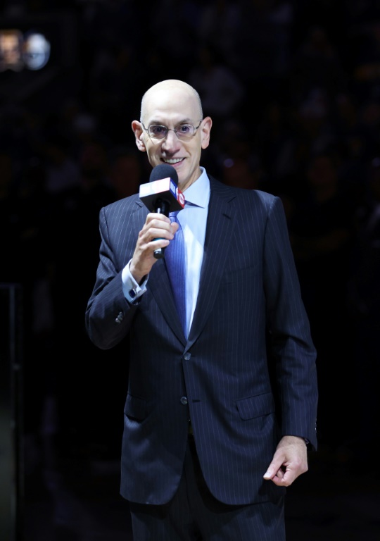 Le patron de la NBA Adam Silver avant un match entre les Los Angeles Lakers et les Golden State Warriors, le 18 octobre 2022 à San Francisco