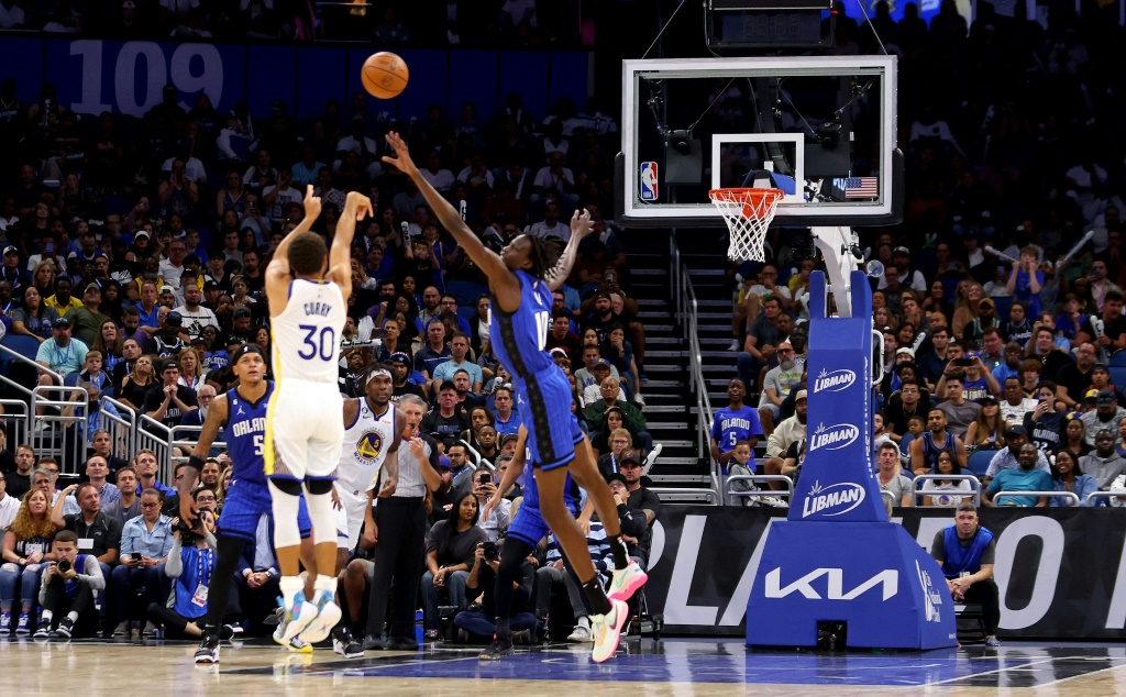 La vedette des Golden State Warriors Stephen Curry tire à trois points lors du match de NBA à Orlando contre le Magic, le 3 novembre 2022