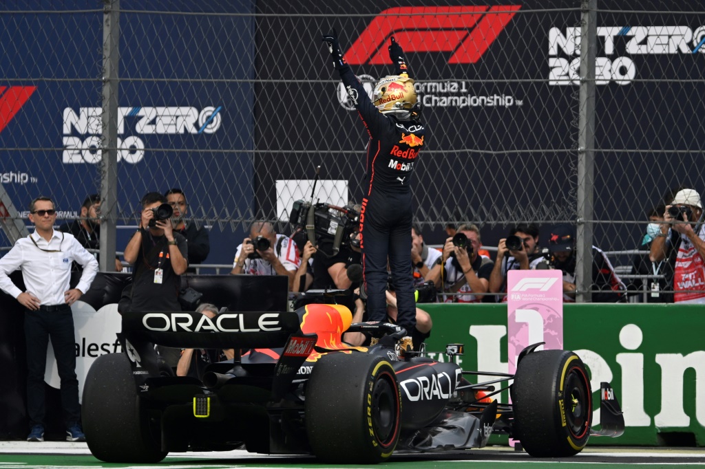 Max Verstappen salue le public après sa victoire dans le GP du Mexique, le 30 octobre 2022 à Mexico