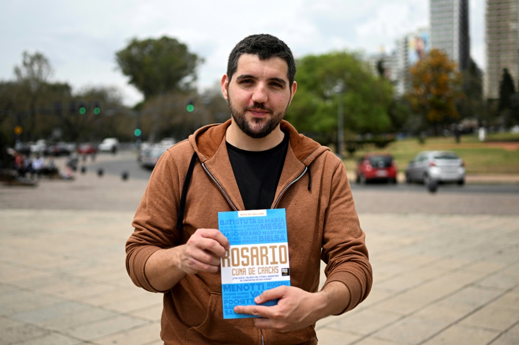 L'écrivain argentin Nicolas Galliari et son livre Rosario, cuna de cracks, à Rosario le 20 Octobre 2022.