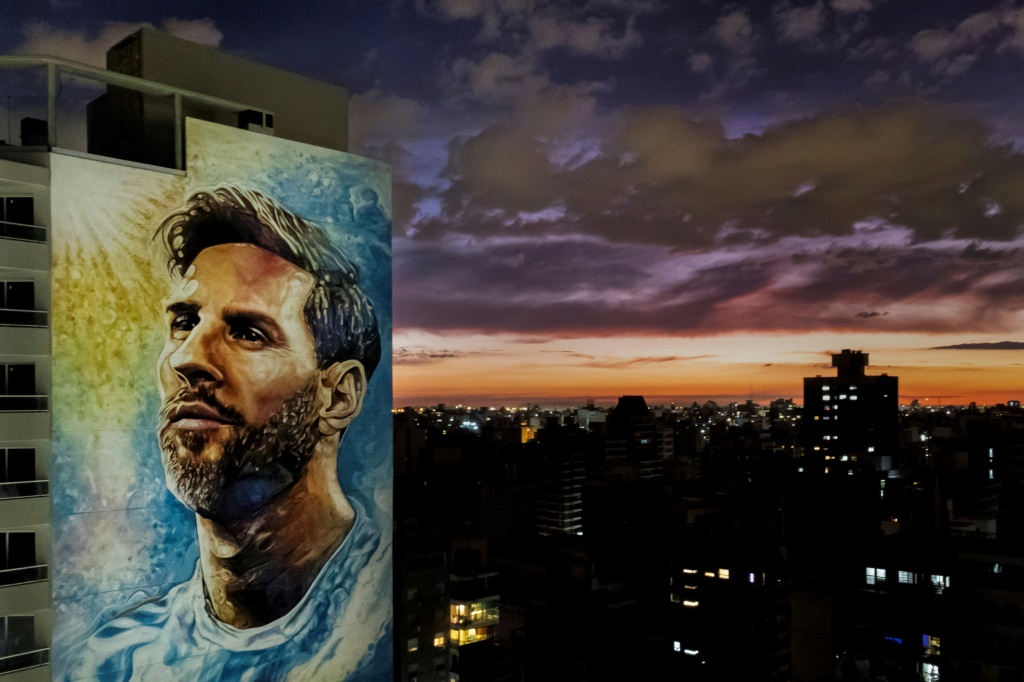 Une fresque géante représentant Lionel Messi veille sur Rosario, le 20 octobre 2022 en Argentine.