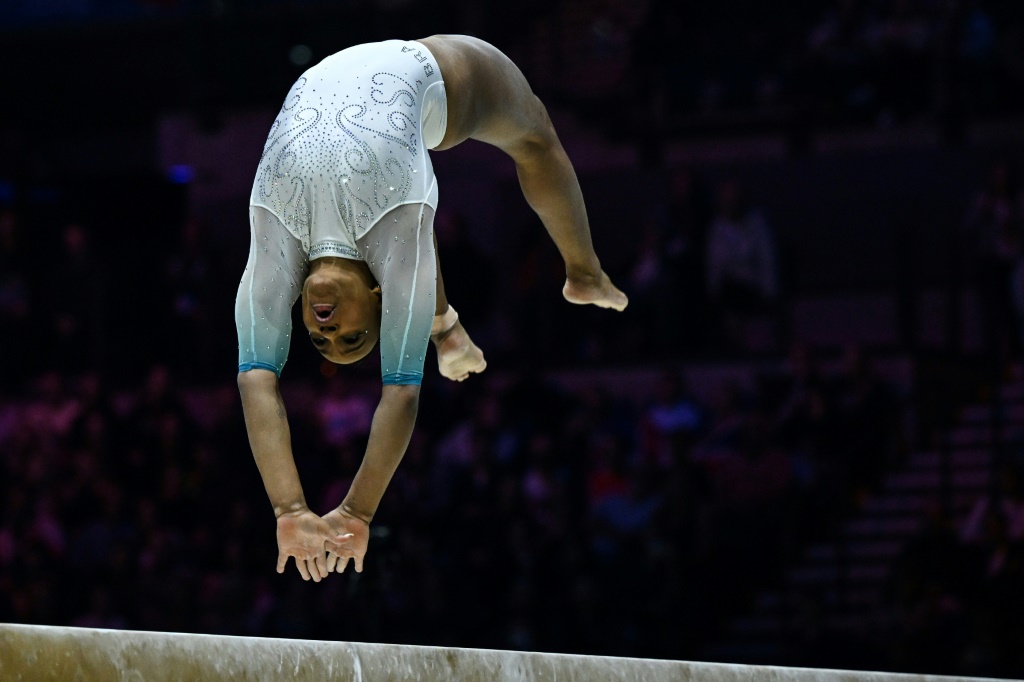 La championne du monde brésilienne Rebeca Andrade dans ses oeuvres à la poutre pendant le concours général des Mondiaux de gymnastique le 3 novembre 2022 à Liverpool