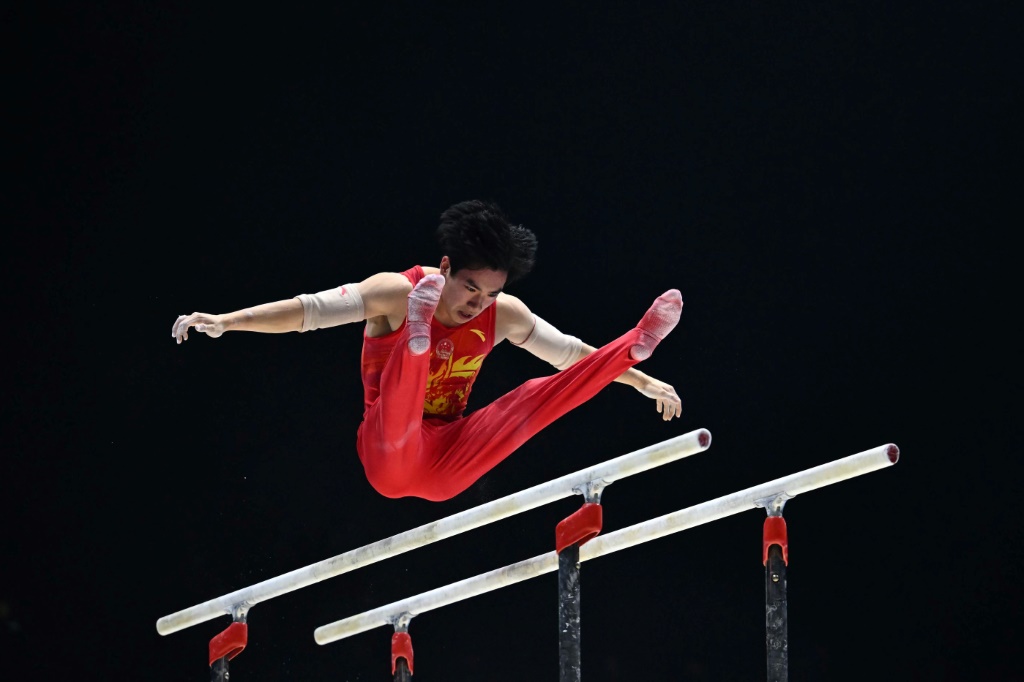 Le gymnaste chinois Zhang Boheng qui fini 2e du concours général derrière le Japonais Daiki Hashimoto, le 4 novembre 2022 à Liverpool.