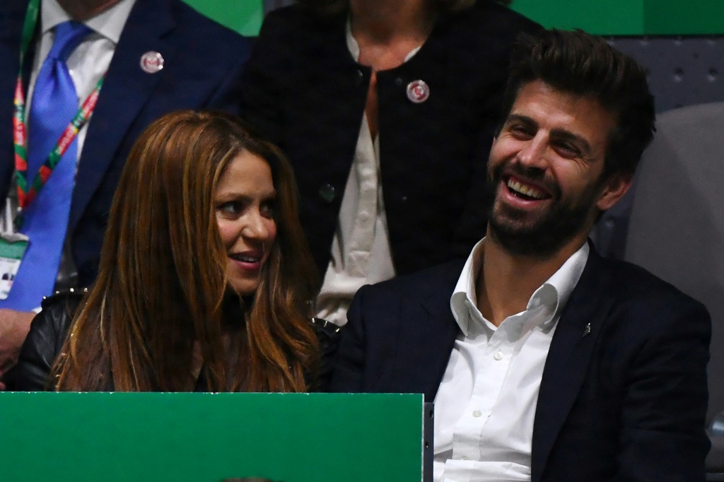 Le joueur du FC Barcelone et président de la société Kosmos Gerard Pique assiste à la finale de la Coupe Davis de tennis au côté de son épouse, la chanteuse Shakira, le 24 novembre 2019 à Madrid