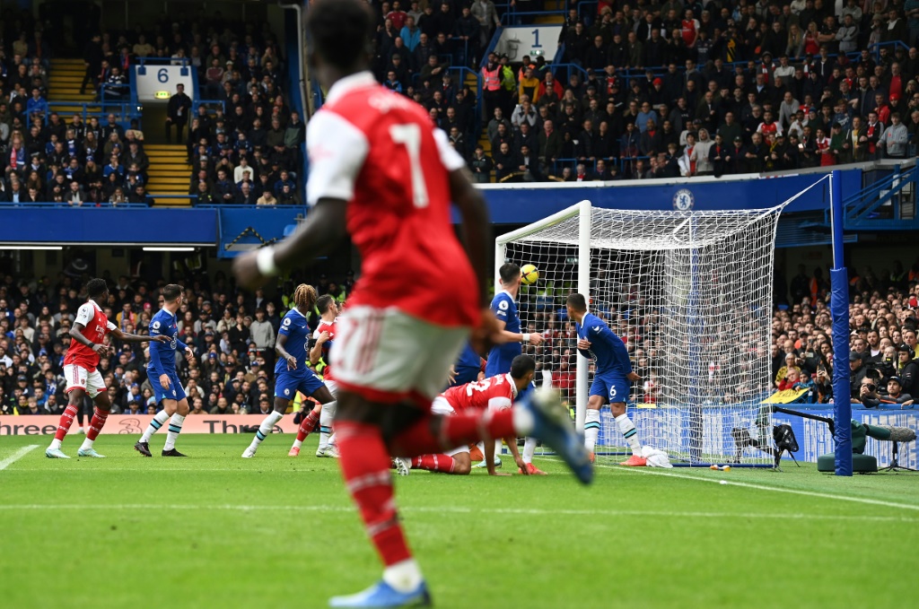 Bukayo Saka voit  Gabriel Magalhaes prolongé son corner dans les filets de Chelsea, à Londres le 6 novembre 2022