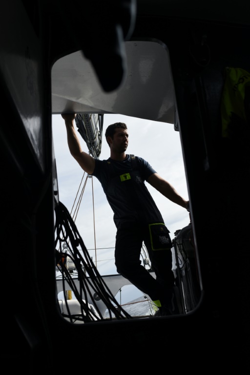 Le skipper français Guirec Soudée à bord de de son monocoque Imoca Freeelance.com au large de Concarneau, le 10 octobre 2022.