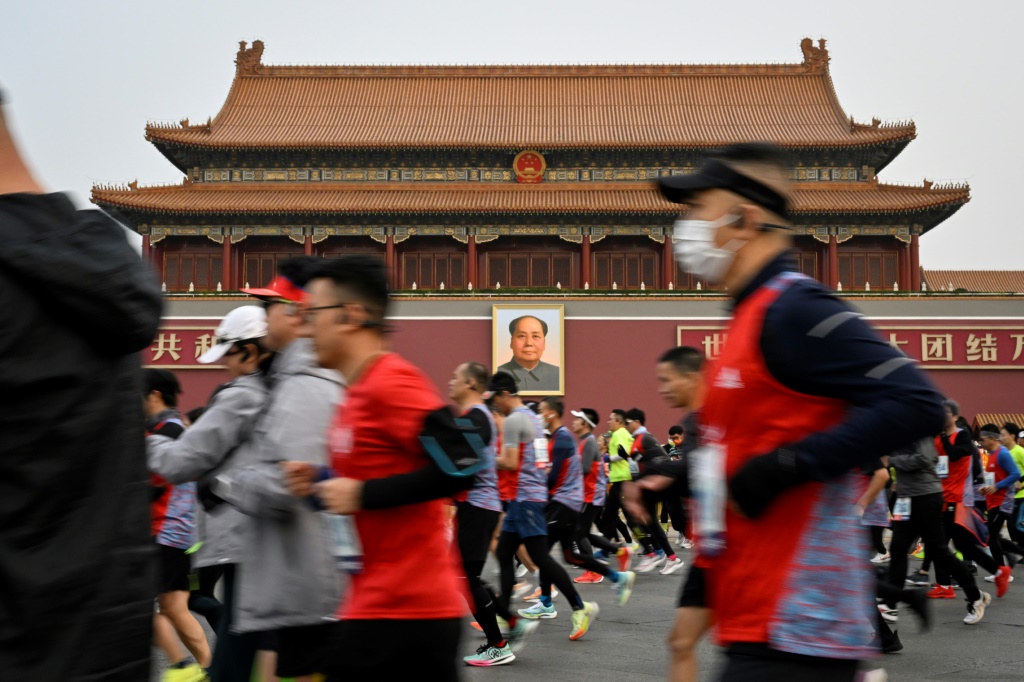 Des participants au marathon de Pékin, le premier depuis 2019 en raison de Covid, passent sur la place Tiananmen,  le 6 novembre 2022
