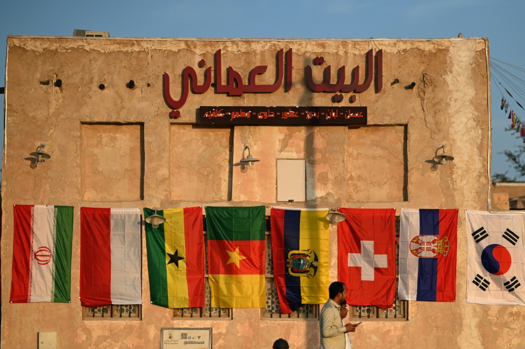 Un restaurant orné de drapeaux de pays qualifiés pour la Coupe du monde au Qatar, dand un marché de Doha, le 3 novembre 2022