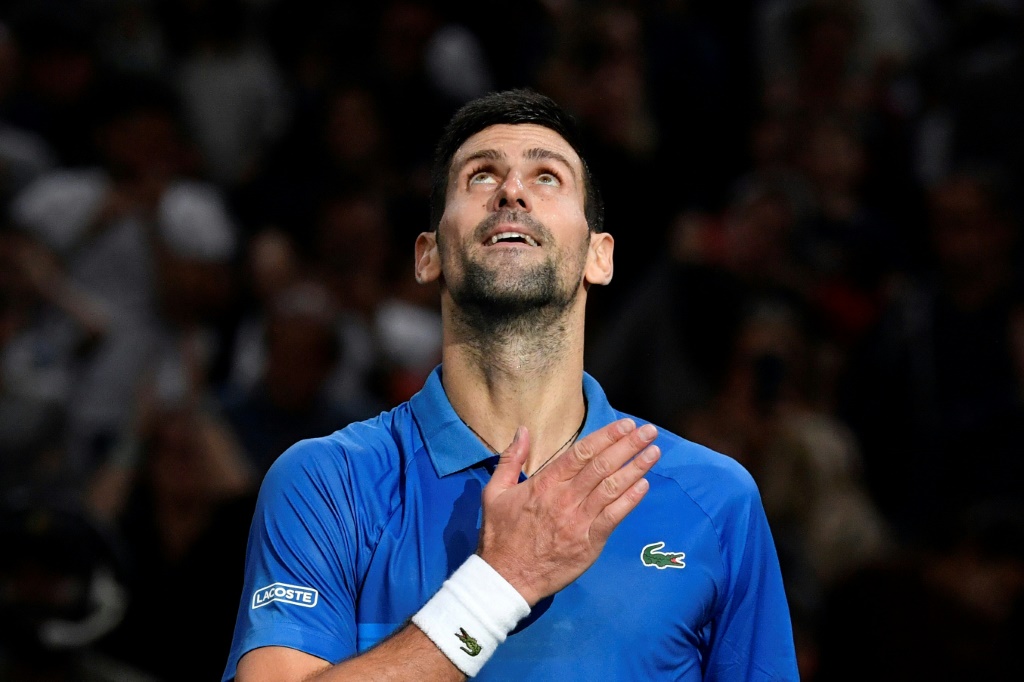 Le Serbe Novak Djokovic après sa victoire face au  Grec Stefanos Tsitsipas en demi-finale du Masters 1000 de Paris le 5 novembre 2022 à Bercy