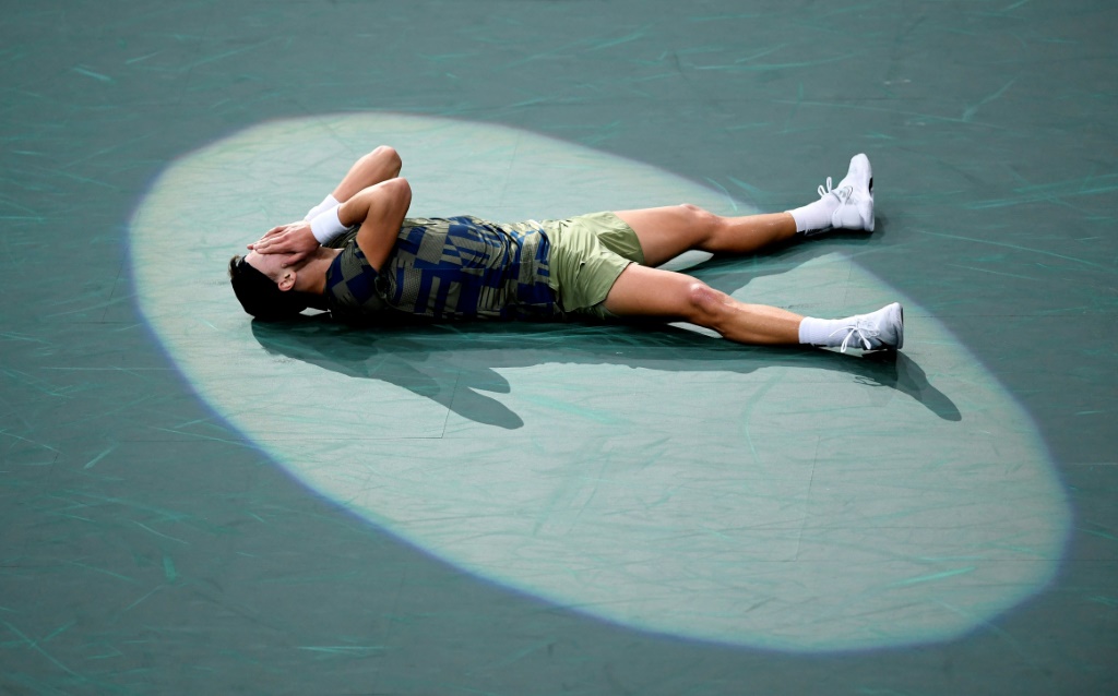 Holger Rune s'allonge sur le court après avoir battu Novak Djokovic en finale du Masters 1000 de Paris-Bercy le 6 novembre 2022 à Paris