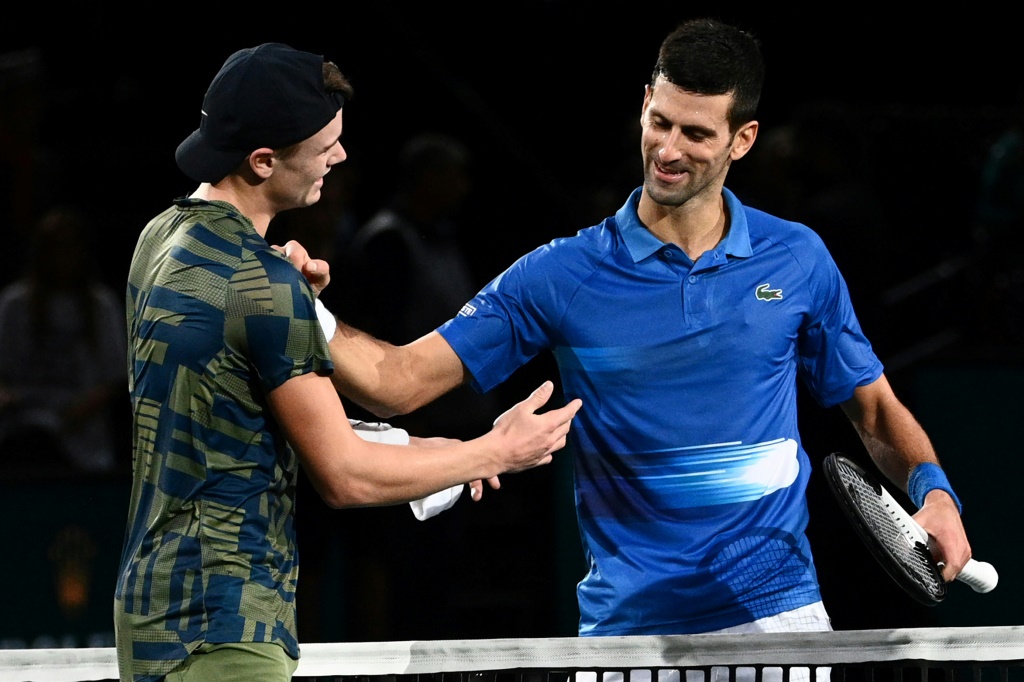 Novak Djokovic félicite Holger Rune, son vainqueur en finale du Masters 1000 de Paruis-Bercy le 6 novembre 2022 à Paris