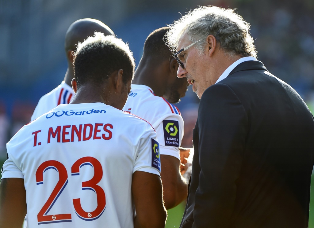 Le nouvel entraîneur de Lyon Laurent Blanc donne ses consignes à Thiago Mendes lors d'un match à Montpellier, le 22 octobre 2022