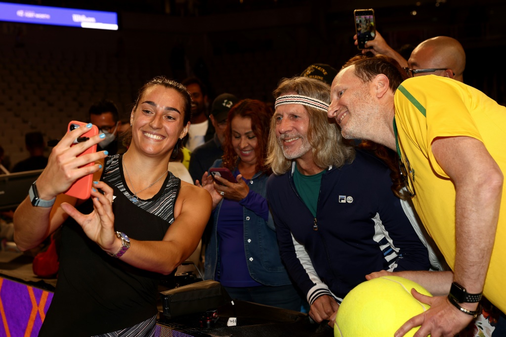 Caroline Garcia prend un selfie avec des supporteurs après sa victoire en quarts de finale des Masters WTA, le 5 novembre 2022 à Fort Worth, au Texas