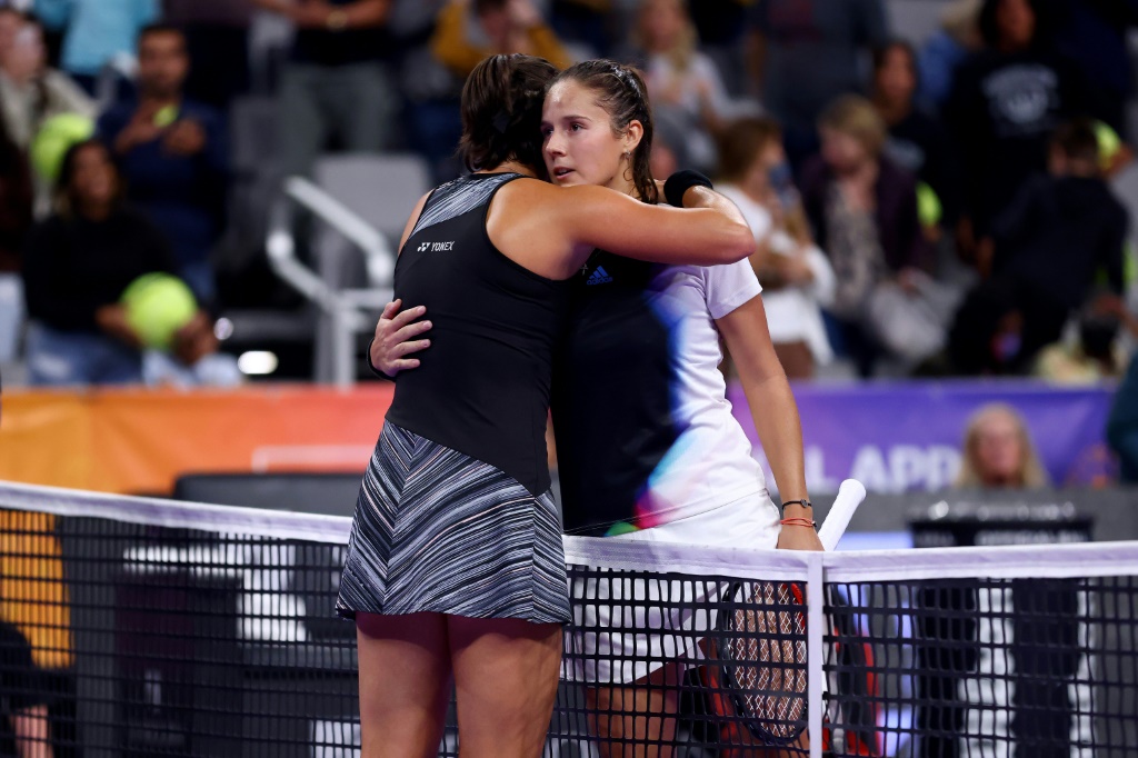 Caroline Garcia (à gauche) salue so adversaire, la Russe Daria Kasatkina, après leur match en Masters WTA, le 5 novembre 2022 à Fort Worth, au Texas