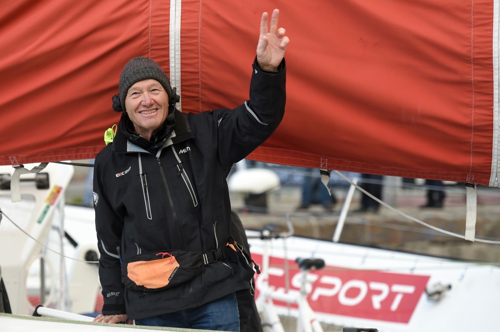 Le skipper français Francis Joyon, gagnant de l'édition 2018 et détenteur du record de la traversée, s'installe sur son Ultim à Saint-Malo le 4 novembre 2022