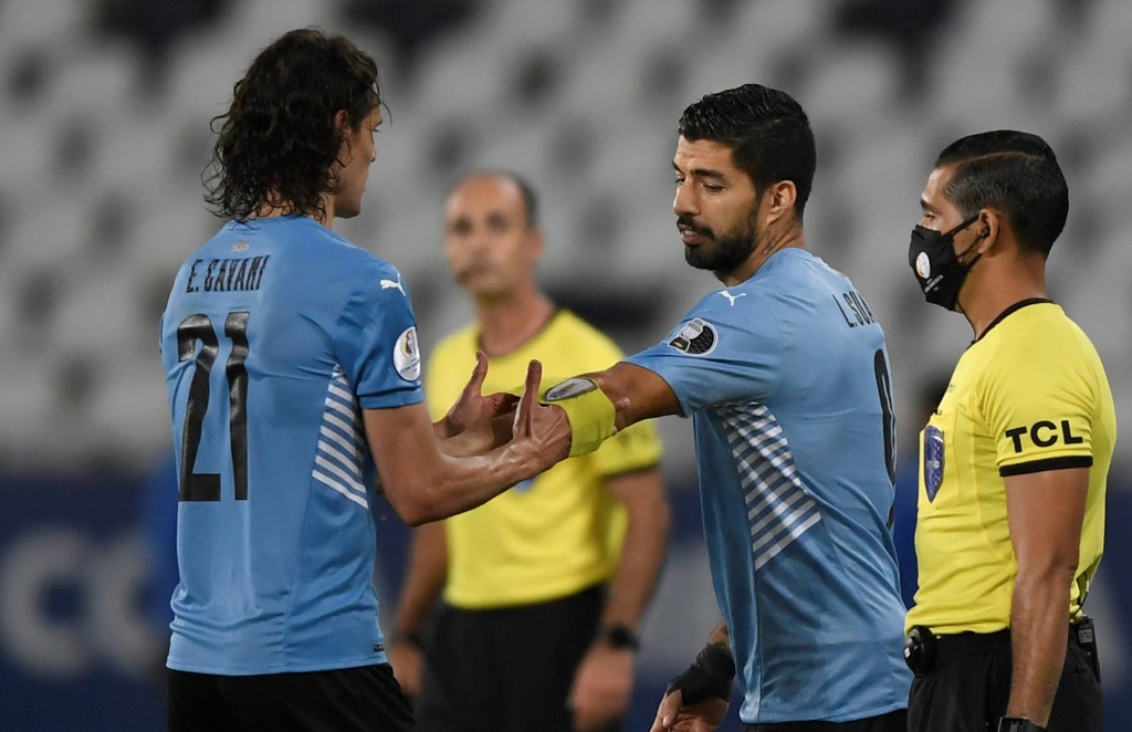 Les internationaux uruguayens Luis Suarez (D) et Edinson Cavani (G) lors d'un match de la Copa America contre le Brésil, le 28 juin 2021 à Rio de Janeiro