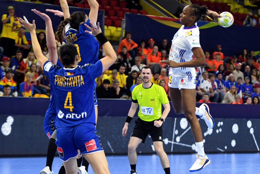 La handballeuse française Estelle Nze Minko (D) s'apprête à tirer lors de la victoire contre la Roumanie en tour préliminaire de l'Euro 2022 de handball féminin en Macédoine du Nord, le 7 novembre 2022
