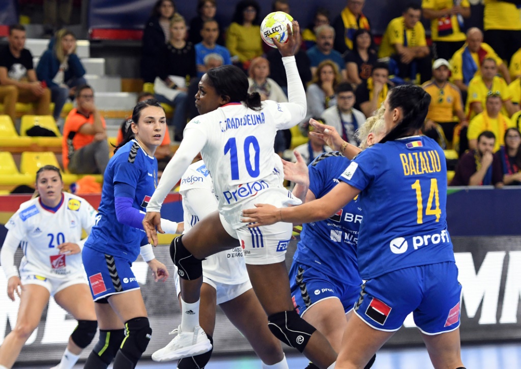 La Française Grace Zaadi Deuna (C) a marqué 3 buts lors du match opposant la France et la Roumanie en tour préliminaire de l'Euro 2022 de handball féminin en Macédoine du Nord, le 7 novembre 2022