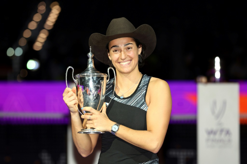 La joueuse française Caroline Garcia, coiffée d'un chapeau texan et soulevant le trophée après sa victoire aux Masters WTA, à Fort Worth (Etats-Unis) le 7 novembre 2022