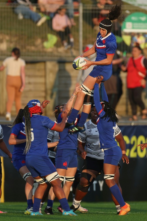 La capitaine de la France Céline Ferer (à d. en haut) prend le ballon après une touche pendant le match de la Coupe du monde féminine de rugby entre la France et les Fidji, à Whangarei, le 22 octobre 2022