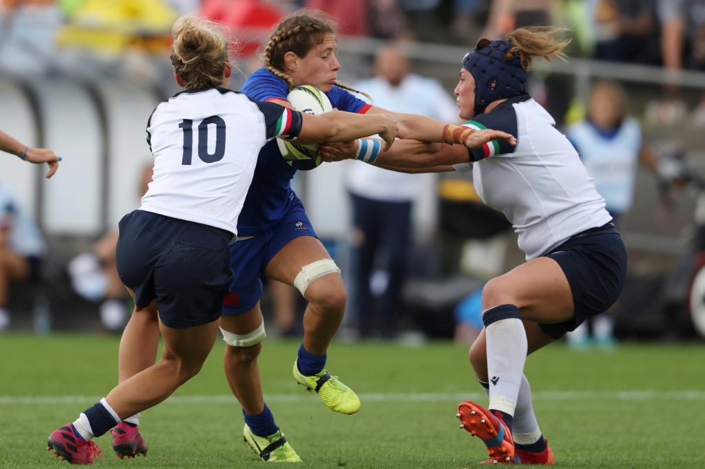 La Française Marjorie Mayans (c.) est plaquée pendant le quart de finale de la Coupe du monde féminine de rugby entre la France et l'Italie, à Whangarei le 29 octobre 2022