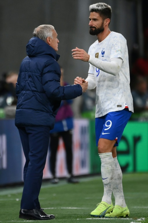 Le sélectionneur des Bleus Didier Deschamps avec Olivier Giroud au moment de son remplacement contre le Danemark à Copenhague, le 25 septembre 2022