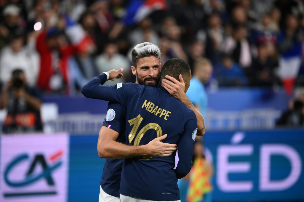 Olivier Giroud affiche sa complicité avec Kylian Mbappé à l'issue de la victoire des Bleus sur l'Autriche au Stade de France, le 22 septembre 2022