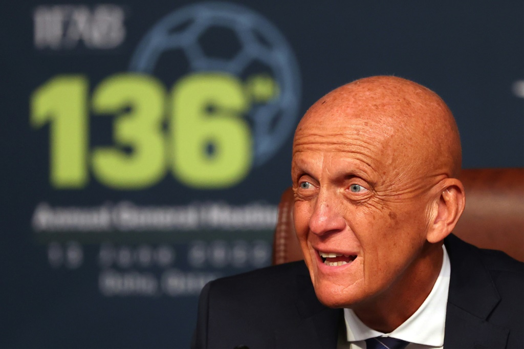 L'Italien Pierluigi Collina, président de la commission des arbitres de la Fifa, le 13 juin 2022 à Doha. Nous savons que, parfois, le processus de vérification d'un éventuel hors-jeu prend trop de temps, surtout lorsque cela se joue à quelques centimètres, explique-t-il