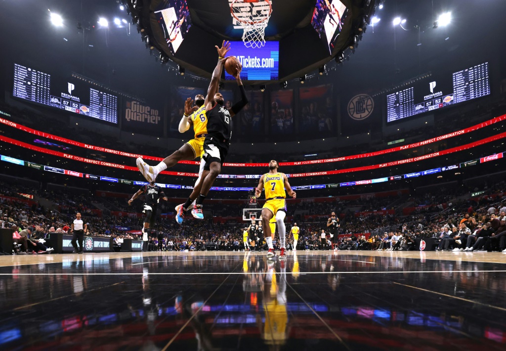 Paul George (LA Clippers) et LeBron James (LA Lakers) à la lutte sous les paniers lors d'un match NBA entre leurs deux formations, le 9 novembre 2022 à Los Angeles