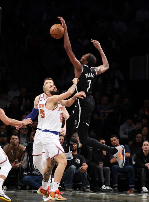 Kevin Durant (D), des Brooklyn Nets, au rebond face au Français Evan Fournier (NY Knicks), le 9 novembre 2022 à New York