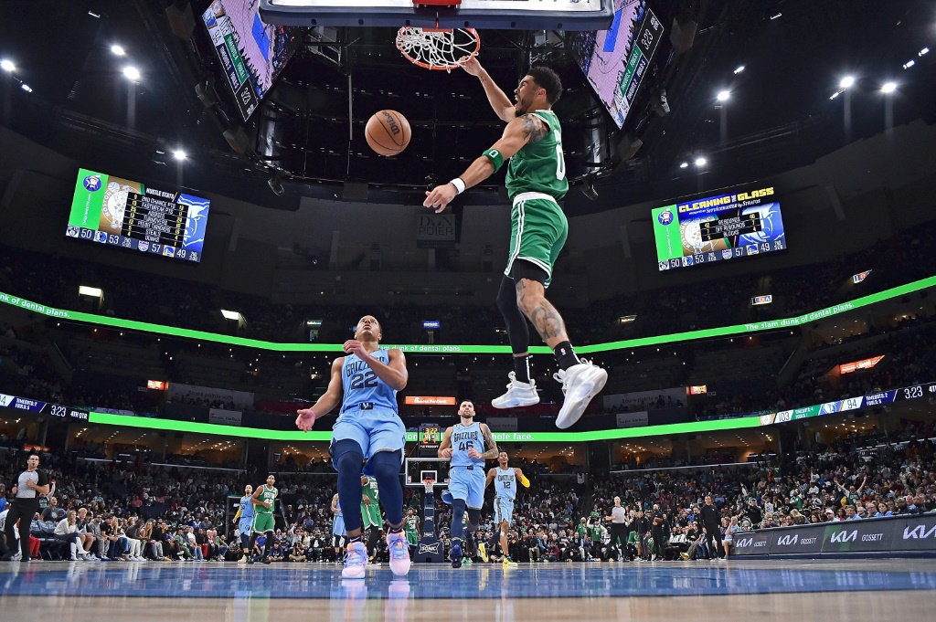 Jayson Tatum (Boston Celtics) au dunk lors d'un match de NBA contre les Grizzlies, le 7 novembre 2022 à Memphis