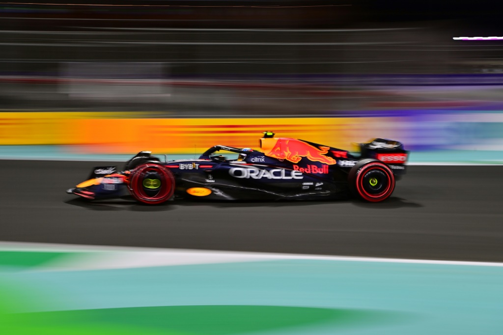 Le pilote mexicain de Red Bull, Sergio Perez, lors de la deuxième séance d'essais avant le Grand Prix de Formule 1 d'Arabie saoudite 2022 au circuit de Jeddah Corniche, le 25 mars 2022. Le même jour, les rebelles yéménites ont déclaré avoir attaqué une installation pétrolière de Saudi Aramco tout près du circuit