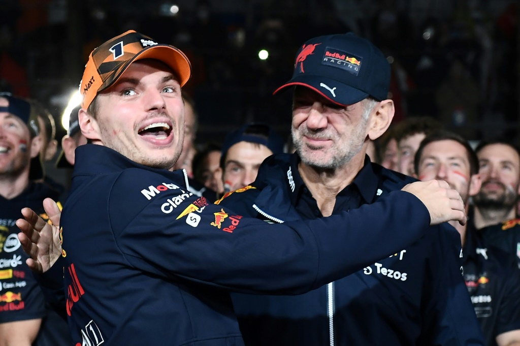 Max Verstappen, le pilote de RedBull (G), célèbre son titre de champion du monde 2022 après sa victoire au Grand Prix du Japon de Formule 1 à Suzuka, le 9 octobre 2022