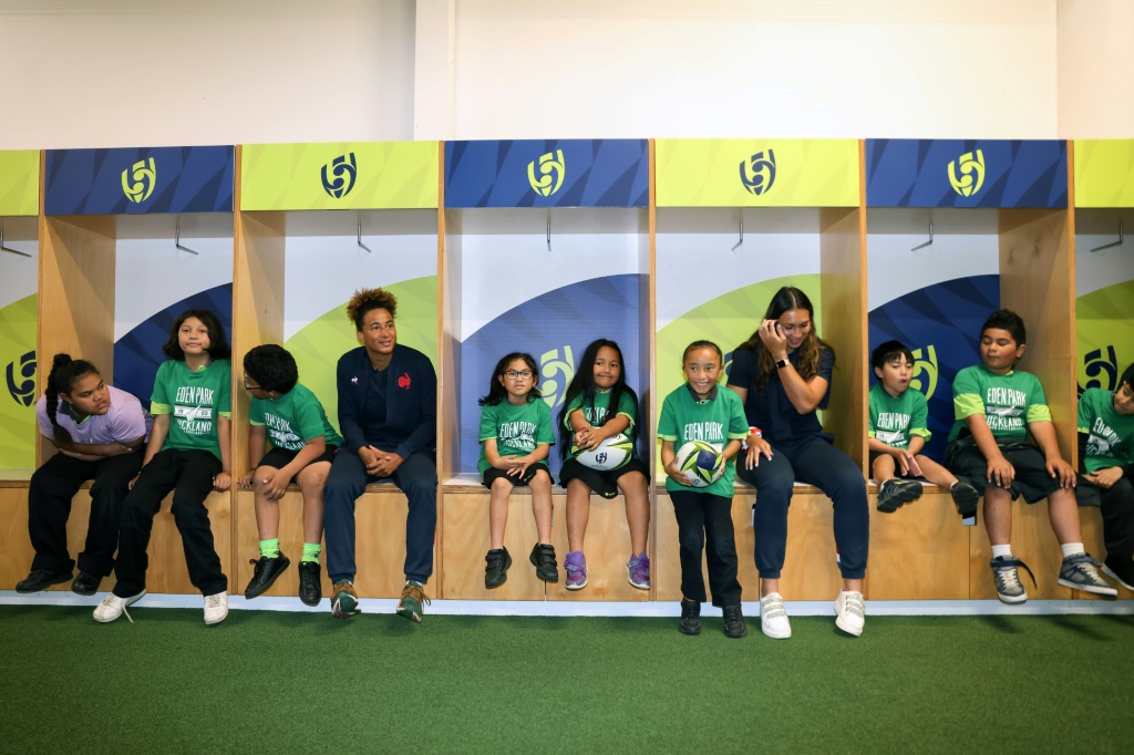 Les internationales françaises Maelle Filopon et Manae Feleu avec les enfants de l'école pour sourds et malentendants Ko Taku Reo, dans les vestiaires de l'Eden Park d'Auckland le 9 novembre 2022