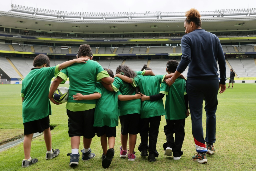 L'internationale française Maelle Filopon avec les enfants de l'école pour sourds et malentendants Ko Taku Reo sur la pelouse de l'Eden Park le 9 novembre 2022 à Auckland