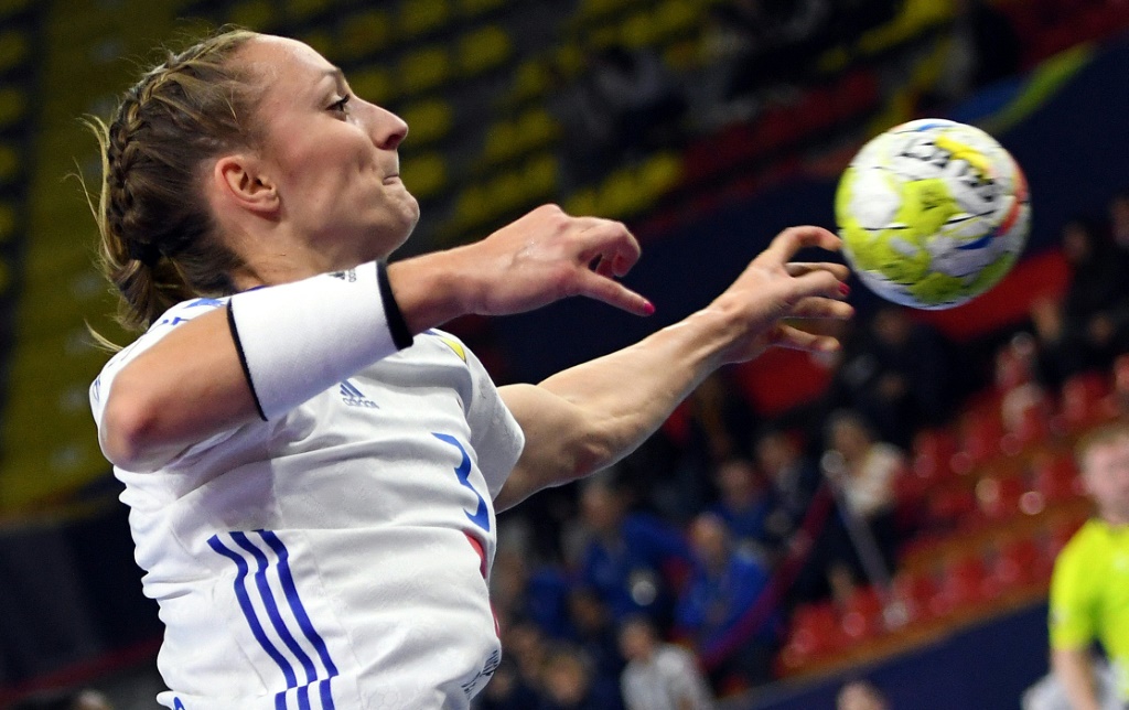 La Française Alicia Toublanc en action pendant le match de poule de l'Euro de handball contre les Pays-Bas, le 9 novembre 2022 à Skopje.
