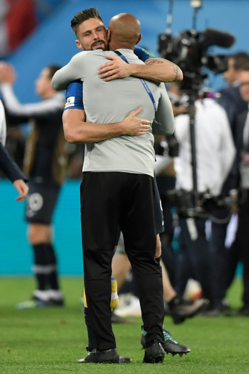 Olivier Giroud (de face) enlace Thierry Henry le 10 juillet 2018 après la victoire de la France en demi-finale de la Coupe du monde face à la Belgique (dont Henry est coach assistant)